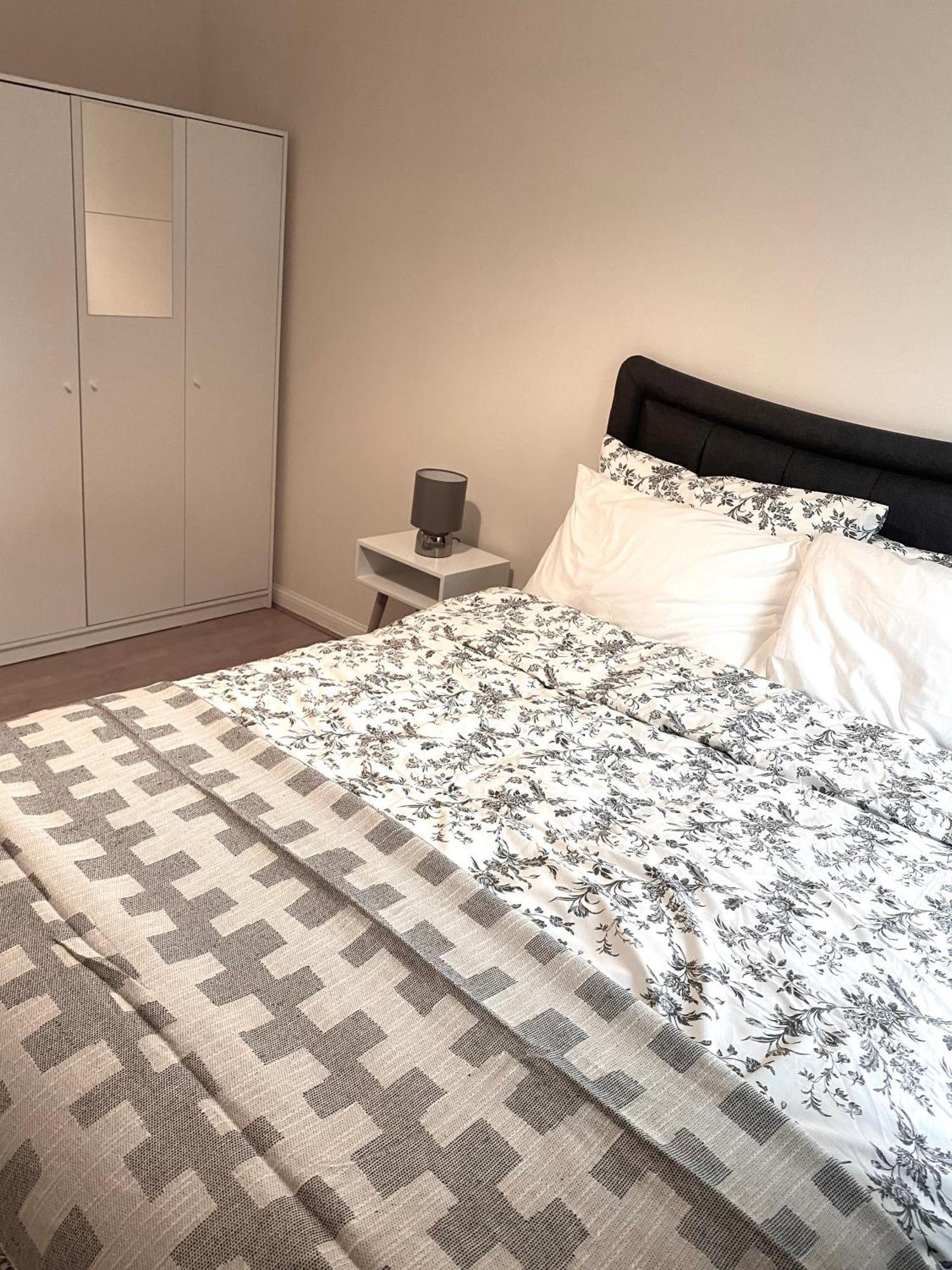 Impeccable 2-bed In Apartment